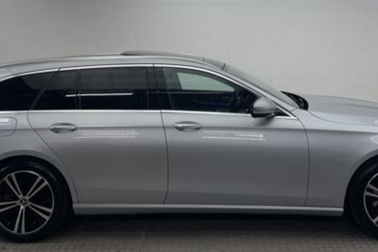 Mercedes-Benz E 400 E 400 d T 4M AVANTGARDE PANO+AHK+KEYLESS+DISTRO+