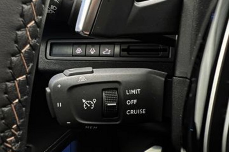 Peugeot 5008 5008 Hybrid 136 e-DSC GT BLACK TONE 7SITZ+PANO+