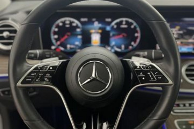 Mercedes-Benz E 400 E 400 d T 4M AVANTGARDE PANO+AHK+KEYLESS+DISTRO+