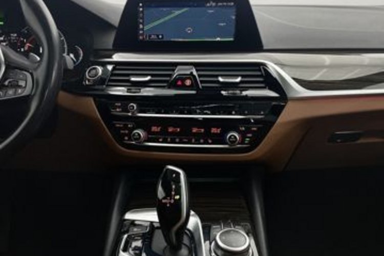 BMW 520 520 d xDrive Sport Line PANO+AHK+STANDHEIZUNG+