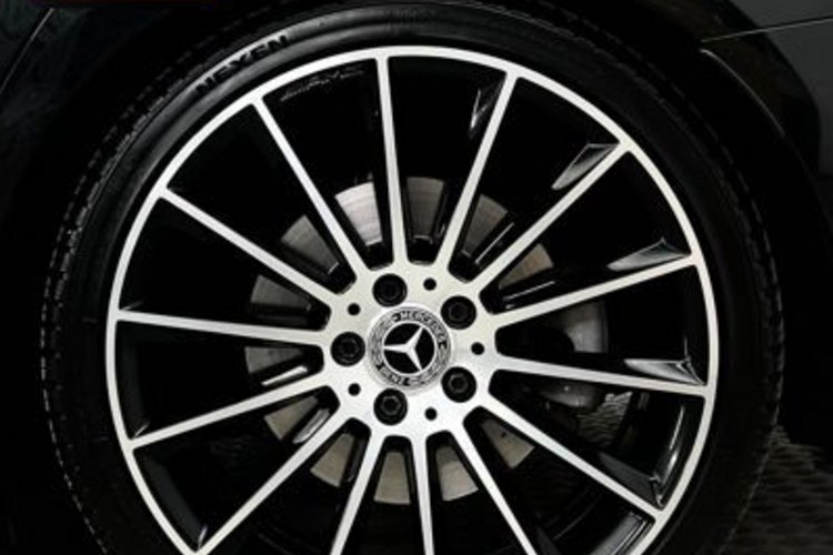 Mercedes-Benz E 400 E 400 d T 4M AMG NIGHT PANO+AIR-BODY+AHK+STANDH+