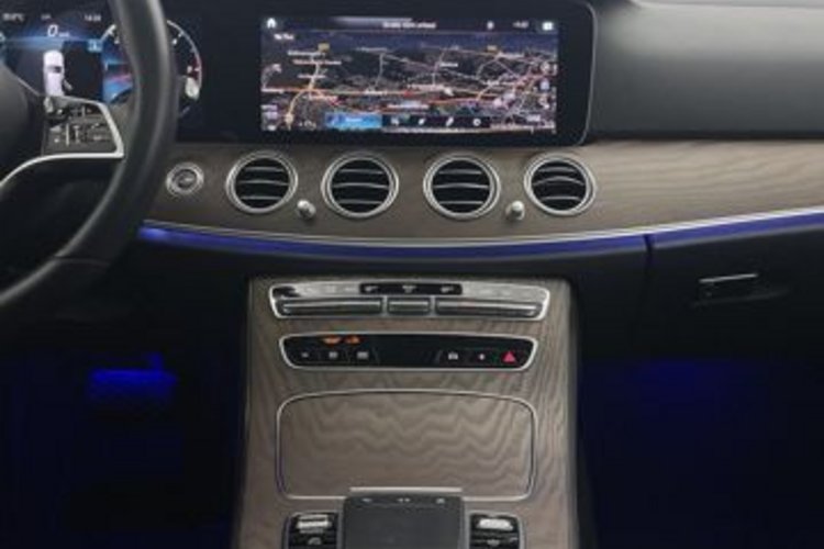 Mercedes-Benz E 400 E 400 d T 4M AVANTGARDE PANO+AHK+KEYLESS+DISTRO+