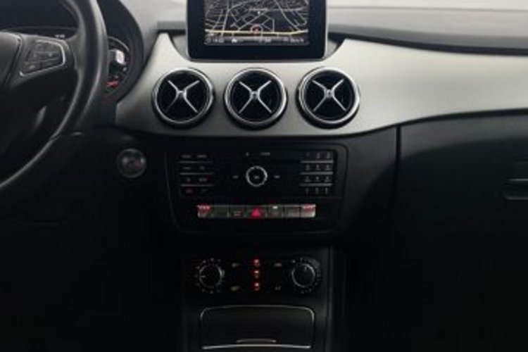 Mercedes-Benz B 180 B 180 d 7G-DCT URBAN AHK+NAVI+KLIMA+SITZHEIZUNG+