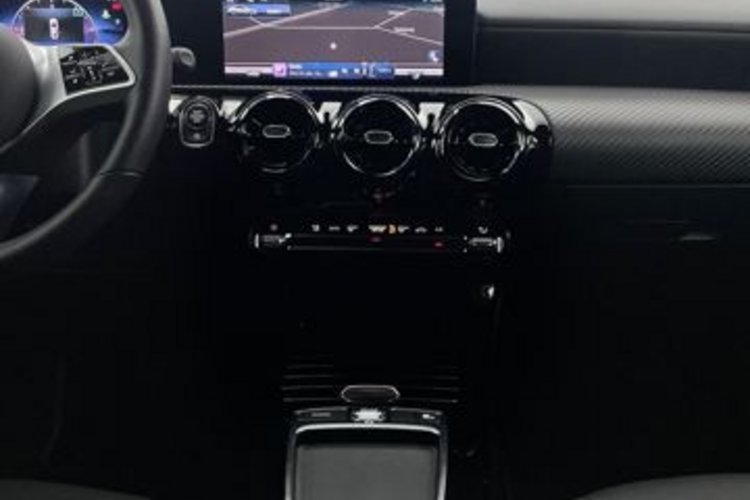 Mercedes-Benz A 200 A 200 d Limousine LED+KAMERA+DISTRONIC+CARPLAY+