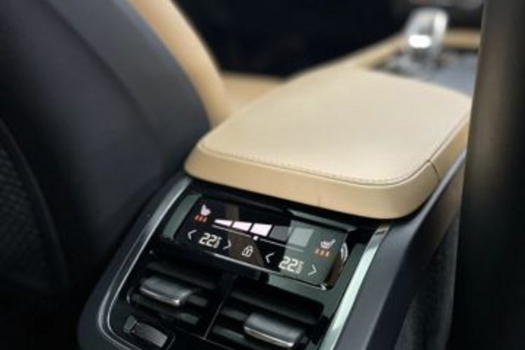Volvo XC90 XC90 T8 PLUS BRIGHT RECH AWD 7SITZ+PANO+AHK+B&amp;W+