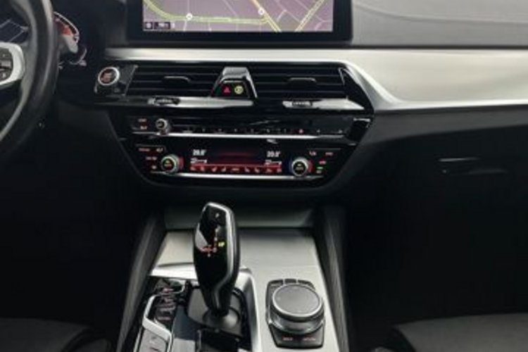 BMW 530 530d xDrive Touring Luxury Line PANO+AHK+360+HUD