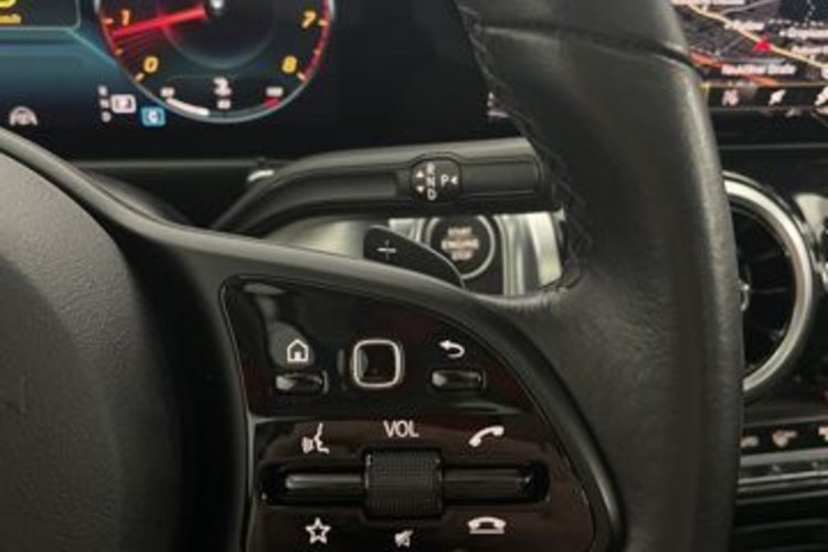 Mercedes-Benz GLB 200 GLB 200 7SITZ+PANO+AHK+MEMO+KAMERA+DISTRONIC+