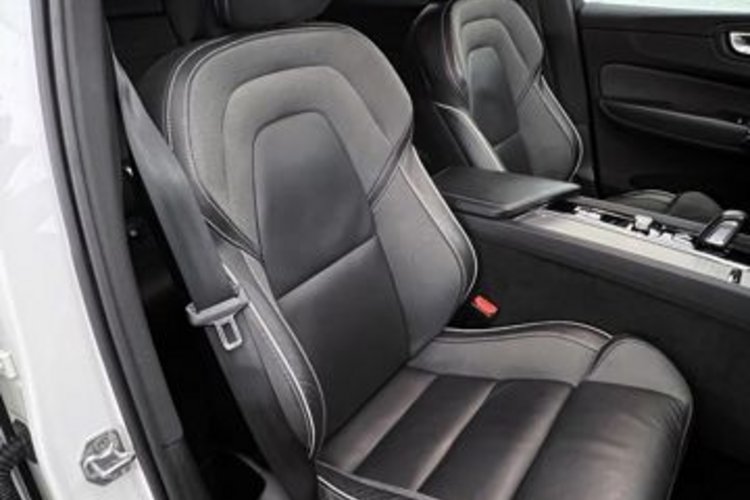 Volvo XC60 XC60 B5 B AWD R-DESIGN HUD+AHK+MEMORY+GOOGLE+LED