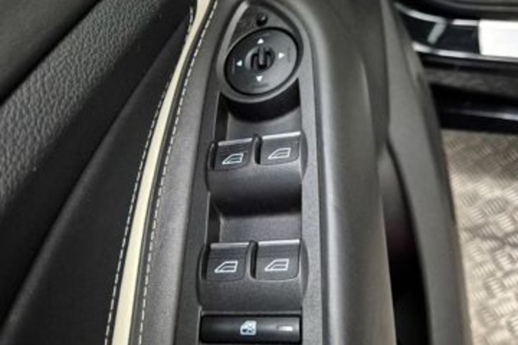 Ford Kuga Kuga 2.0 TDCi 4x4 Aut. Vignale PANO+AHK+KAMERA+