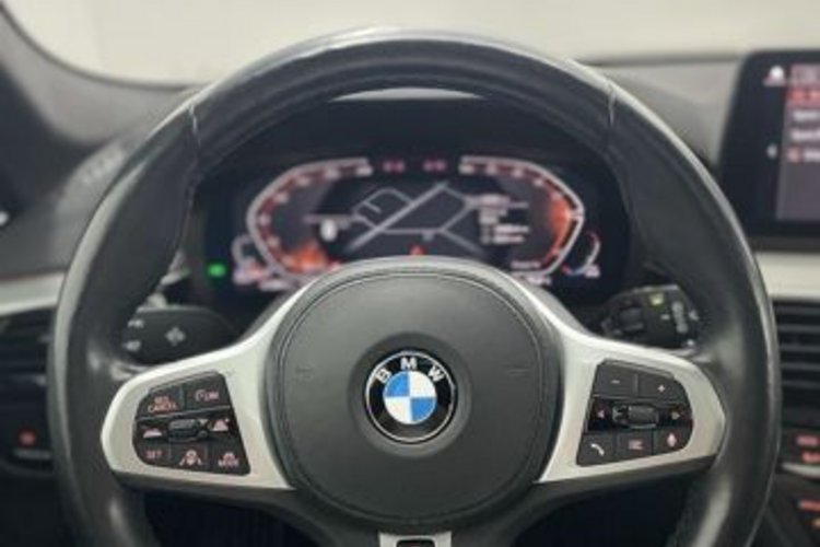 BMW 530 530d xDrive Touring Luxury Line PANO+AHK+360+HUD