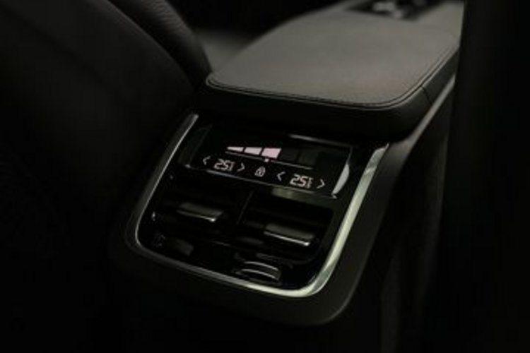 Volvo XC90 XC90 T8 AWD Rech. R-Design 7SITZ+PANO+HUD+KAMERA