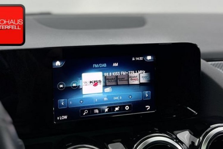 Mercedes-Benz GLA 200 GLA 200 d AMG CARBON PANO+AHK+KAMERA+LED+CARPLAY