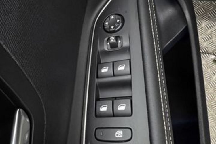 Peugeot 5008 5008 Hybrid 136 e-DSC GT BLACK TONE 7SITZ+PANO+