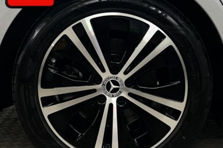 Mercedes-Benz E 400 E 400 d T 4M AVANTGARDE PANO+AHK+KEYLESS+DISTRO+
