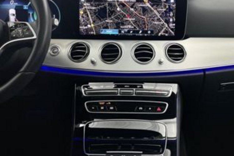 Mercedes-Benz E 220 E 220 d T 4M AVANTGARDE PANORAMA+AHK+LED+MEMORY+