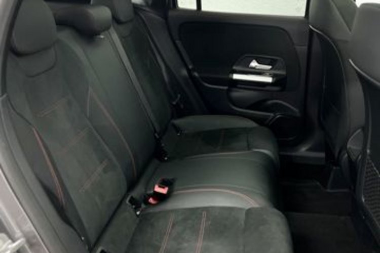 Mercedes-Benz GLA 200 GLA 200 d AMG CARBON PANO+AHK+KAMERA+LED+CARPLAY