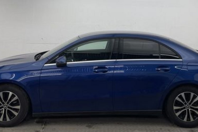 Mercedes-Benz A 200 A 200 d Limousine LED+KAMERA+DISTRONIC+CARPLAY+