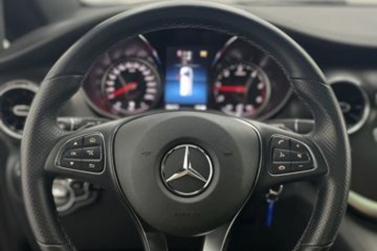 Mercedes-Benz V 300 V 300 d AMG 4M LANG 8SITZER+PANO+AHK+STANDH+360+