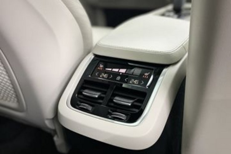 Volvo XC90 XC90 B5 AWD ULTIMATE BRIGHT 7SITZ+PANO+AHK+NUBUK