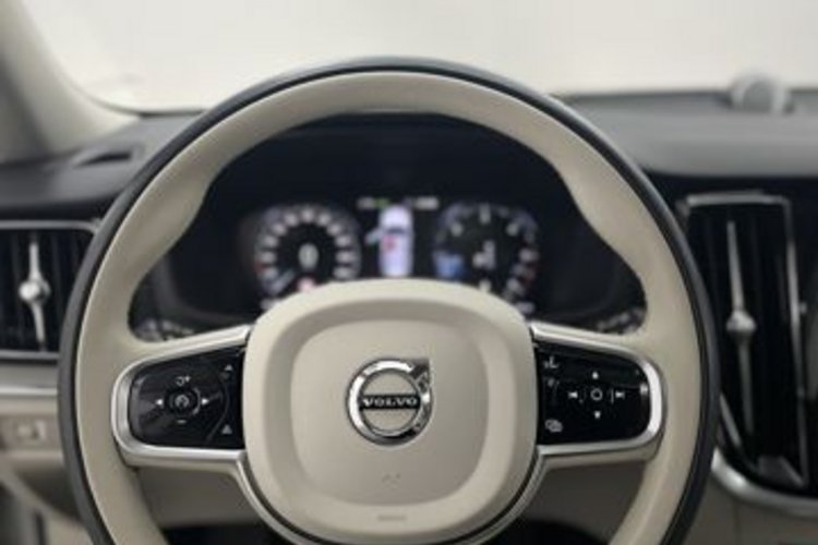 Volvo V60 V60 B4 INSCRIPTION PANO+B&amp;W+AHK+360+STANDHEIZUNG
