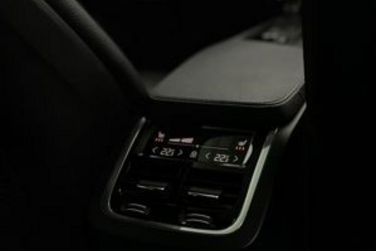 Volvo V90 V90 D4 PRO PANO+AHK+360+HUD+H&amp;K+STANDHEIZUNG+LED