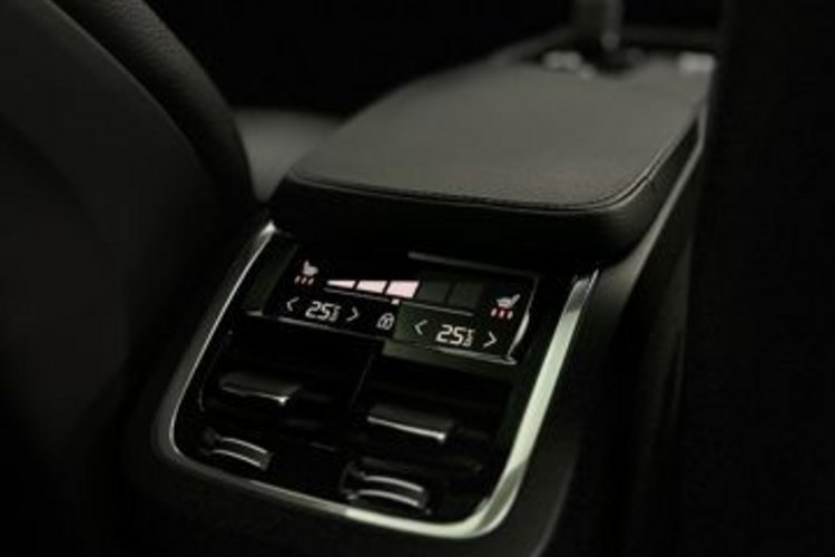 Volvo XC90 XC90 B5 AWD 7SITZ+PANO+AHK+360+HUD+H/K+STANDHZG+