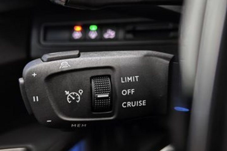 Peugeot 3008 3008 Hybrid 136 e-DSC6 GT BLACK PANO+360+AHK+LED