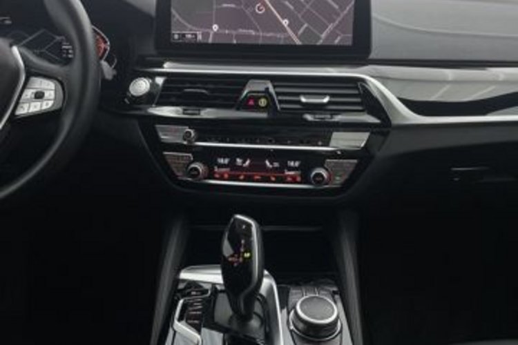 BMW 520 520 d xDrive Luxury Line INDIVIDUAL+PANO+B&amp;W+HUD
