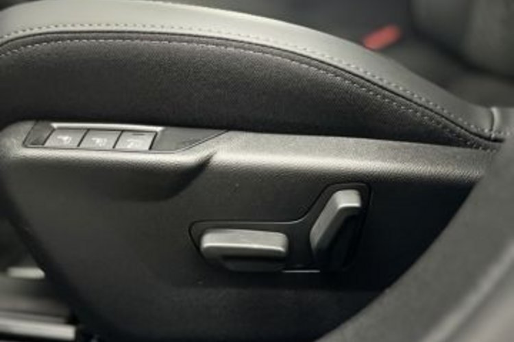 Peugeot 208 208 HYBRID 136 e-DSC6 GT MASSAGE+LED+360+KEYLESS