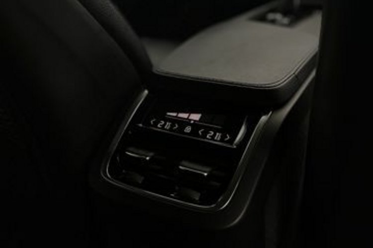 Volvo XC90 XC90 T8 AWD Recharge RDesign 7SITZ+AHK+KEYLESS+