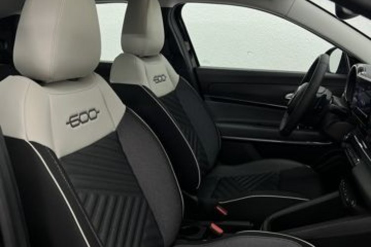Fiat 600 600 HYBRID 1.2 T3 DCT VOLL-LED+KAMERA+SITZHEIZUN