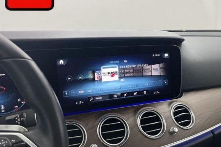 Mercedes-Benz E 400 E 400 d T 4M AVANTGARDE PANO+AHK+KEYLESS+DISTRO+