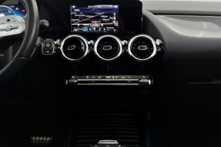 Mercedes-Benz GLA 200 GLA 200 d AMG CARBON PANO+AHK+KAMERA+LED+CARPLAY