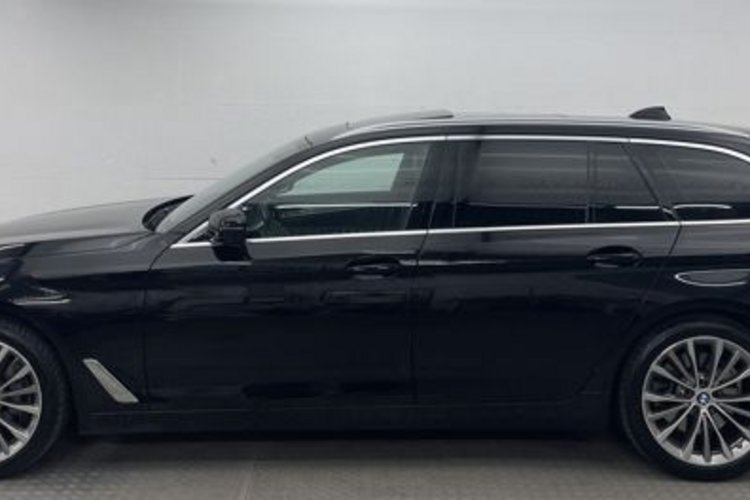 BMW 530 530d xDrive Touring Luxury Line PANO+AHK+360+HUD